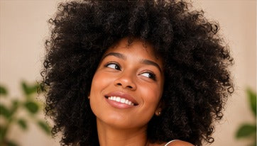 Femme aux cheveux crépus naturels, illustration éditoriale sur la rétention de longueur