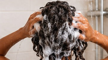 Lavage de cheveux bouclés, illustration pour adapter la fréquence des shampoings